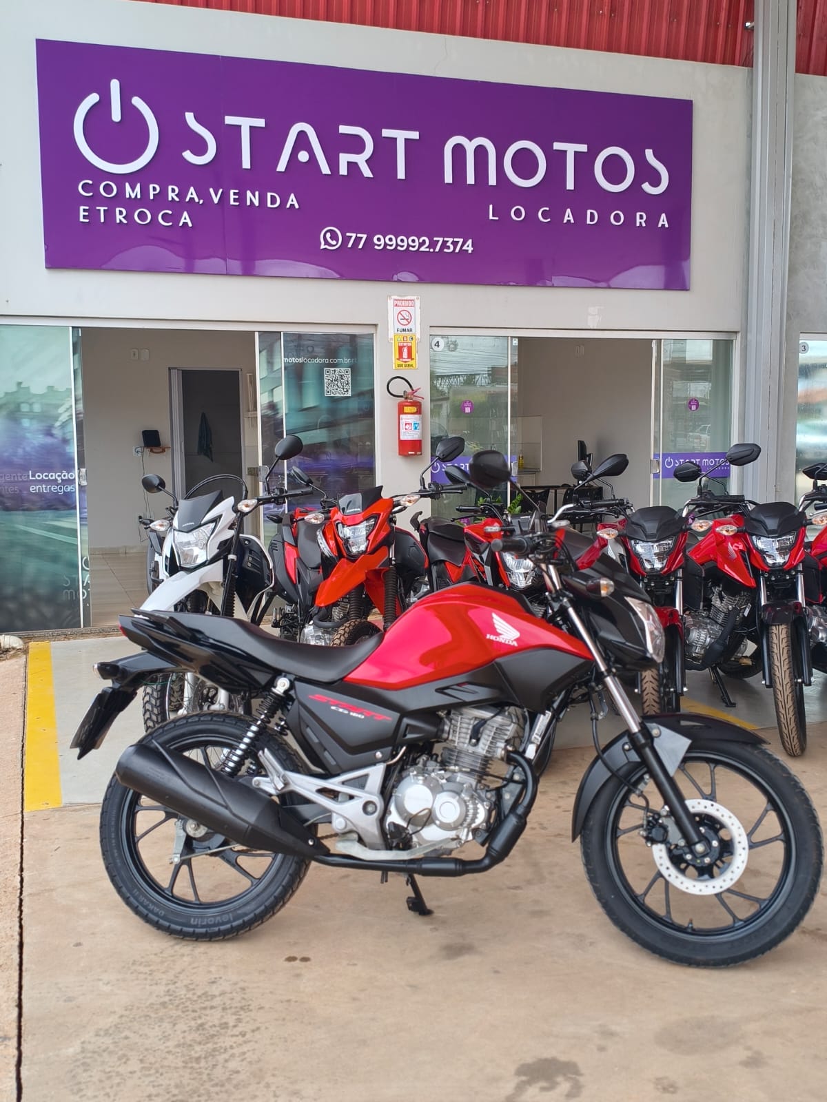 Moto em destaque na entrada da Start Motos